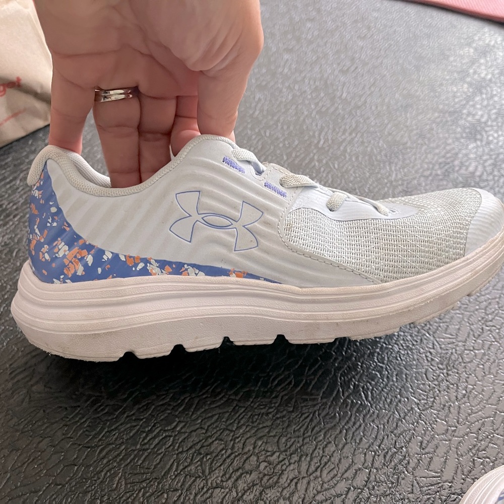 Girls UA sneaker 1.5Y